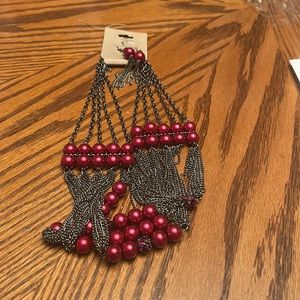 NWOT NO BRAND METALLIC RED FAUX PEARL & SILVERTONE BRASS CHAIN EARRING/NECKLACE